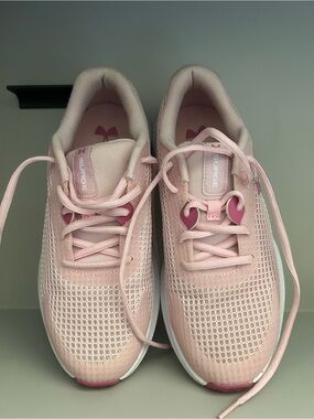 NEVER WORN Under Armour Pink Mesh Lace-Up Running Sneakers